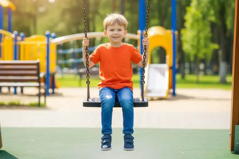 úrazové pojištění pro děti malé dítě je na houpačce